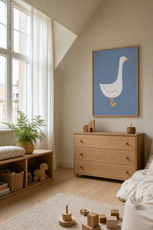 Hvid gås plakat i lys ramme over kommode i børneværelse