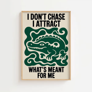 I Don't Chase I Attract plakat med krokodille i grøn og beige