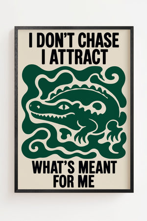 I Don't Chase I Attract plakat med krokodille i grøn og beige, sort ramme