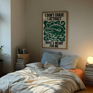 I Don't Chase I Attract plakat i egetræsramme over seng