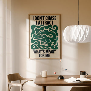 I Don't Chase I Attract plakat i egetræsramme over spisebord