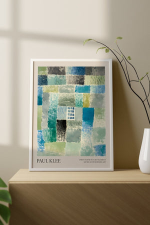 Paul Klee udstillingsplakat – First House in a Settlement, Museum of Modern Art, blå grøn abstrakt kunst