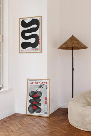 Japansk musikplakat med vinyl og kanji-tekst – sort, hvid og rød grafisk plakat til væggen