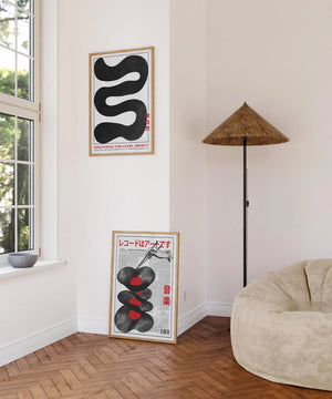 Japansk musikplakat med vinyl og kanji-tekst – sort, hvid og rød grafisk plakat til væggen