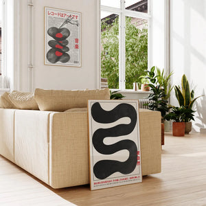 Japansk musikplakat med vinyl og kanji-tekst – sort, hvid og rød grafisk plakat til væggen