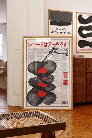 Japansk musikplakat med vinyl og kanji-tekst – sort, hvid og rød grafisk plakat til væggen
