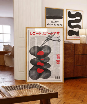 Japansk musikplakat med vinyl og kanji-tekst – sort, hvid og rød grafisk plakat til væggen