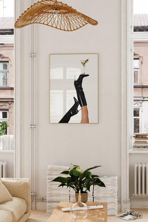 Fashion plakat med sorte lakstøvler og martiniglas – feminin cocktail plakat til væggen
