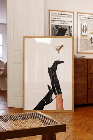 Fashion plakat med sorte lakstøvler og martiniglas – feminin cocktail plakat til væggen
