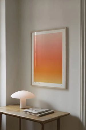 Minimalistisk plakat med orange farveovergange inspireret af solnedgang i moderne indretning