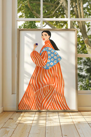 Farverig kvinde illustration plakat – orange stribet kjole med blå blomster taske, moderne fashion kunst