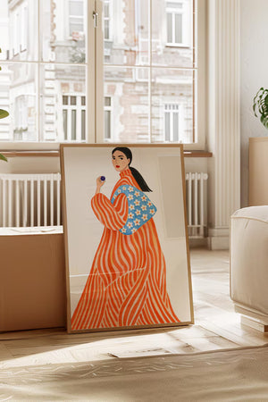 Farverig kvinde illustration plakat – orange stribet kjole med blå blomster taske, moderne fashion kunst