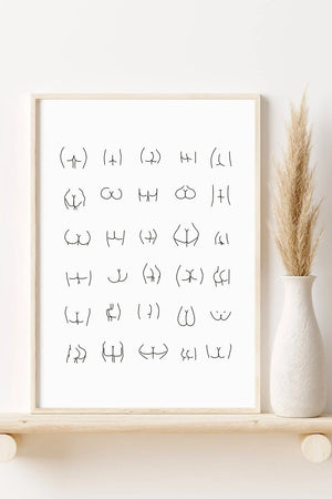 Minimalistisk plakat med håndtegnede line-art illustrationer af forskellige numseformer på hvid baggrund.