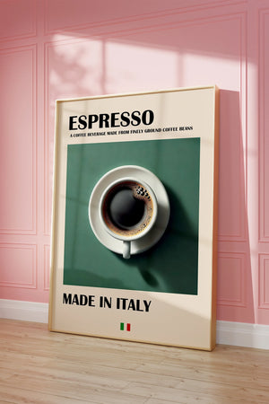 Stilren espresso plakat med kaffekop set ovenfra, grøn baggrund og teksten ‘Made in Italy’.