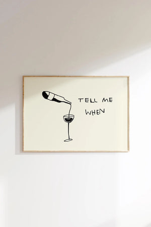 Minimalistisk vinplakat med stregtegning af vinflaske og glas samt teksten “Tell Me When”.