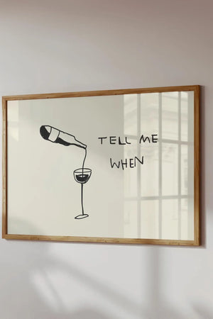 Minimalistisk vinplakat med stregtegning af vinflaske og glas samt teksten “Tell Me When”.