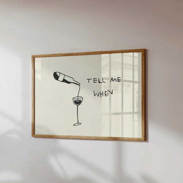 Minimalistisk vinplakat med stregtegning af vinflaske og glas samt teksten “Tell Me When”.