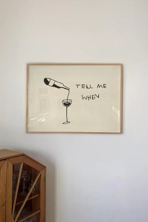 Minimalistisk vinplakat med stregtegning af vinflaske og glas samt teksten “Tell Me When”.
