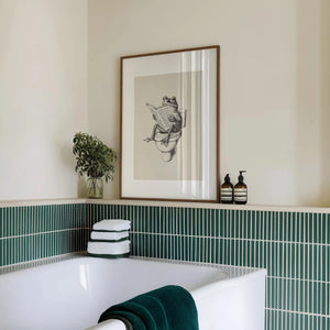 Billedvæg med moderne og abstrakte plakater i matchende rammer