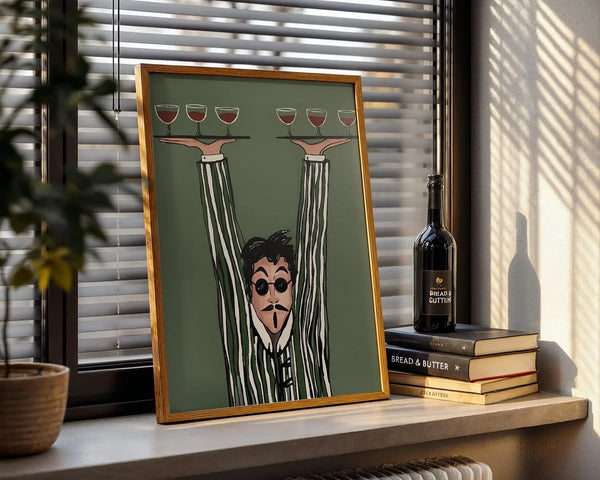 Kunstnerisk plakat af tjener, der balancerer flere vinglas på hænderne mod grøn baggrund – humoristisk vinmotiv.