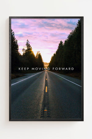 Keep Moving Forward plakat med landevej gennem grantræer i aften- eller morgenlys, sort ramme