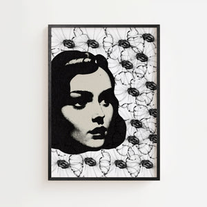 Kvinde med Blomster plakat med portræt og grafisk blomstermønster i sort og hvid, sort ramme
