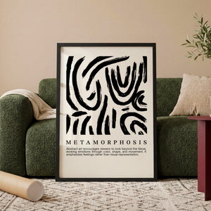 Metamorphosis abstrakt plakat med sorte penselstrøg i spiralformede bevægelser i egetræsramme ved sofa