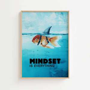 Mindset is Everything plakat med guldfisk der bærer hajfinne i turkisblåt vand