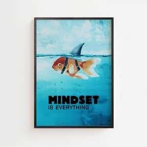 Mindset is Everything plakat med guldfisk der bærer hajfinne i turkisblåt vand, sort ramme