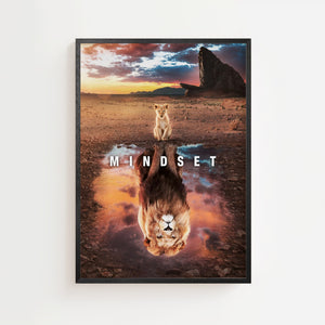 Mindset løveplakat med løveunge og spejling i vandpyt, sort ramme
