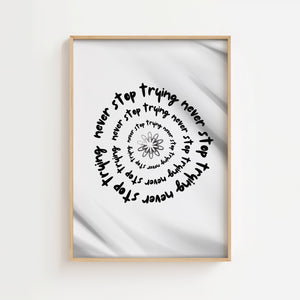 Never stop trying plakat med spiraltekst omkring blomsterform