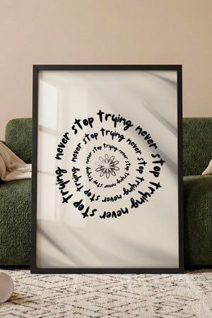 Never stop trying spiral plakat i egetræsramme ved sofa