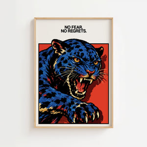 No Fear No Regrets plakat med blå panter i grafisk stil mod rød baggrund