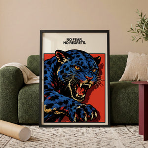 No Fear No Regrets plakat i egetræsramme ved sofa
