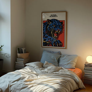 No Fear No Regrets plakat i egetræsramme over seng