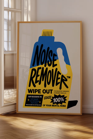 Noise Remover budskabsplakat med grafisk rengøringsflaske i blåt og gult i egetræsramme på gulv ved vindue