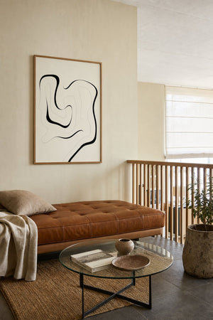 Organiske linjer plakat i sort ramme over sideboard i stue