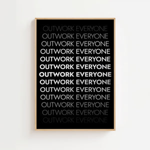 Outwork Everyone plakat med gentaget hvid tekst i varierende tykkelser på sort baggrund