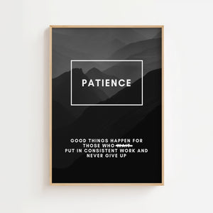 Patience plakat med bjerglandskab i gråtoner og motiverende tekst