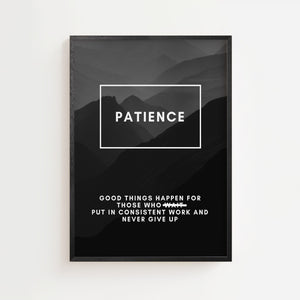 Patience plakat med bjerglandskab i gråtoner og motiverende tekst, sort ramme