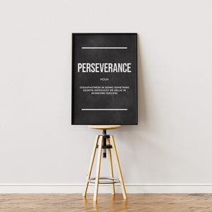 Perseverance definition plakat med hvid typografi på mørk baggrund i egetræsramme på staffeli