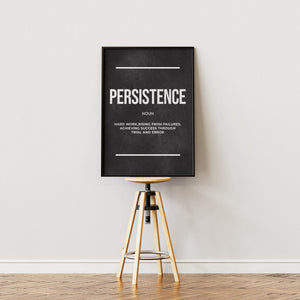 Persistence definition plakat med typografi i hvidt på mørk baggrund i egetræsramme på staffeli