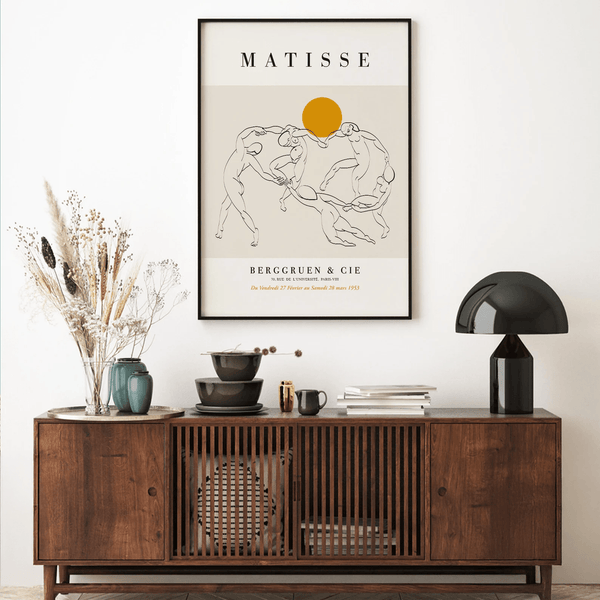 Matisse plakat med dansende figurer i sort streg på beige baggrund og gylden cirkel.