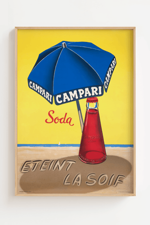 Vintage Campari Soda plakat med rød flaske og blå parasol på strand – retroreklame med teksten "Éteint la soif".
