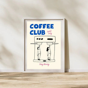 Humoristisk Coffee Club plakat med illustration af kaffemaskine og to personer samt teksten ‘Served Daily’ og ‘Every Morning’.