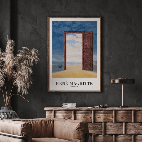 René Magritte plakat med åben dør til havudsigt – surrealistisk kunsttryk i blå og sandfarver.