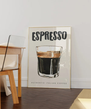 Akvarel espresso plakat med glas kaffe og teksten ‘Authentic Italian Coffee’.