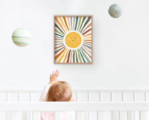 Solstråle Plakat med farverig og lysende sol, ideel til børneværelset. Skaber en positiv og energisk stemning i rummet