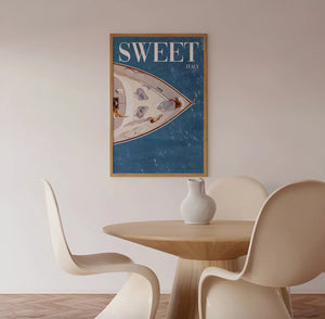 Sweet Italy – Yacht Plakat med udsigt over luksusyacht og Middelhavet. Sommerlig og elegant plakat til boligindretning