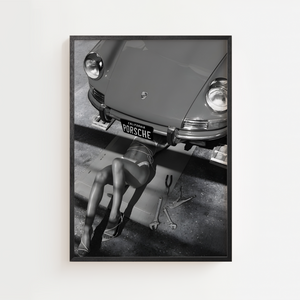 Skab et dramatisk og luksuriøst udtryk i dit hjem med Porsche Noir – Fashion Plakat. Denne sort/hvide plakat kombinerer et ikonisk Porsche-motiv med et sensuelt fashion-inspireret udtryk, hvilket gør den til et stærkt og provokerende statement piece.